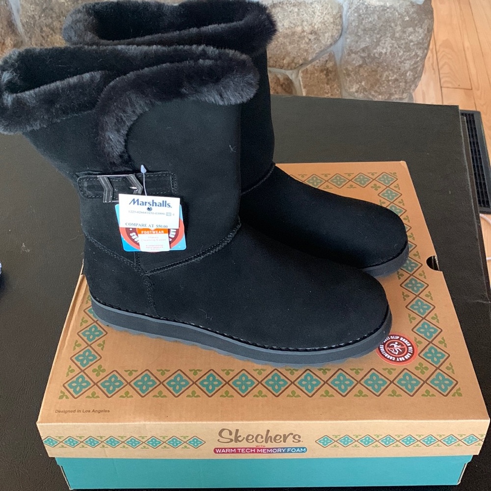 Sketchers NWT black memory foam boots size 9